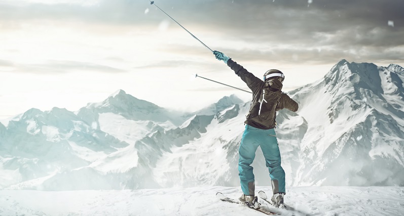 Esquiador contemplando la montaña con nieve