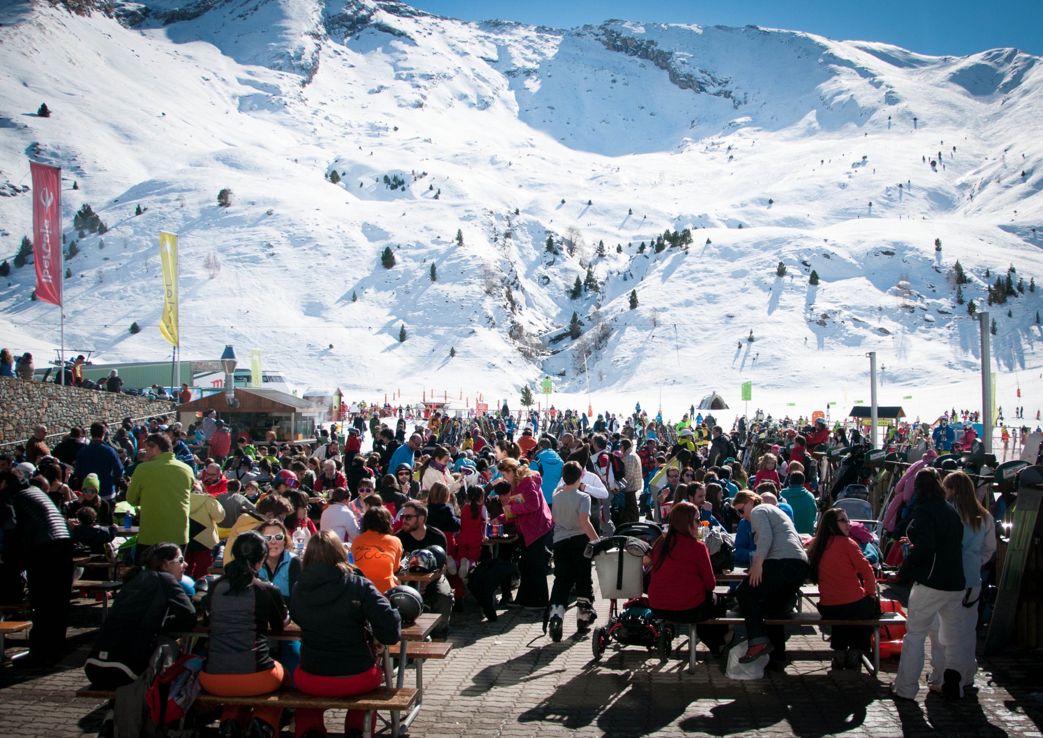 Muitas pessoas em Cerler após o dia de esqui