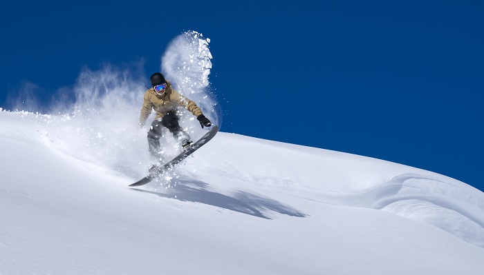 Esquiador en nieve polvo