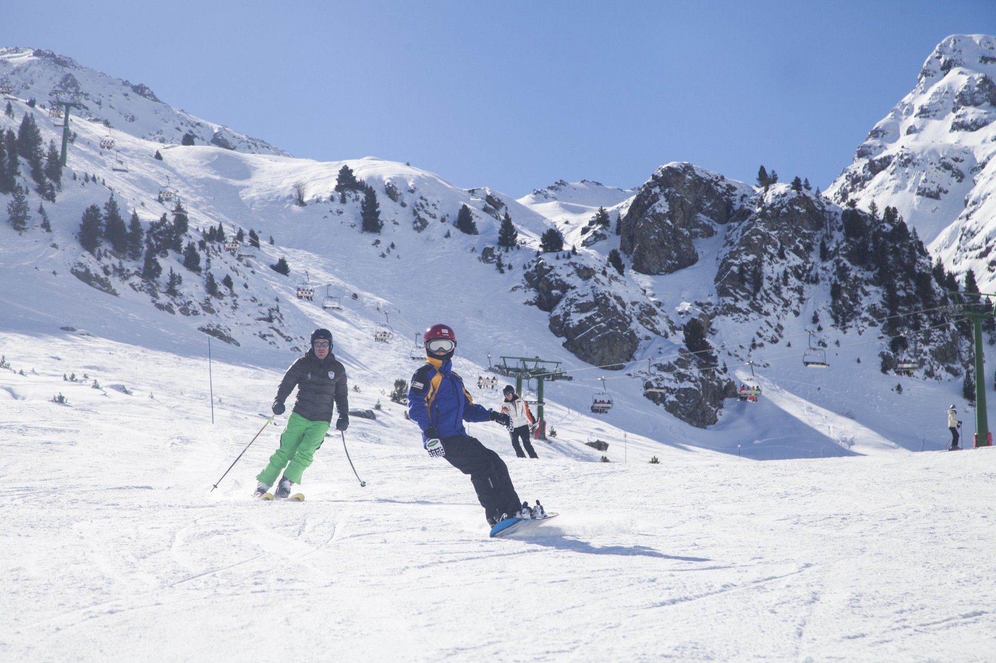 Nieve en Formigal y dos personas esquiando
