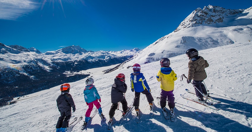 Niños esquiando