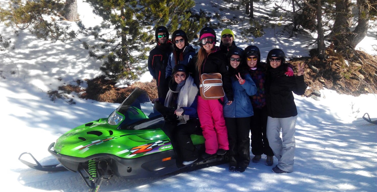 Parte de nuestro equipo de Booking en las motos de nieve de Ordino Arcalís