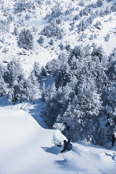 Esquiador bajando una montaña haciendo freeride en Baqueira Beret 