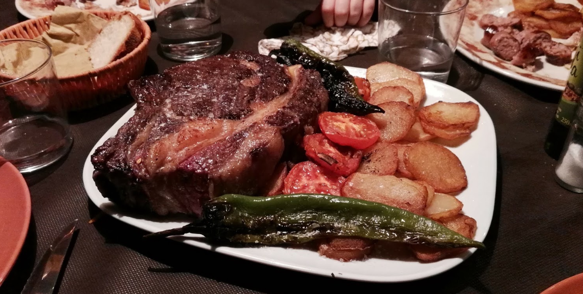Plato de carne a la brasa del restaurante El Rincón de Cerler