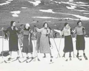 Esquiadoras aragonesas en Candanchú a principios de los años 30. 