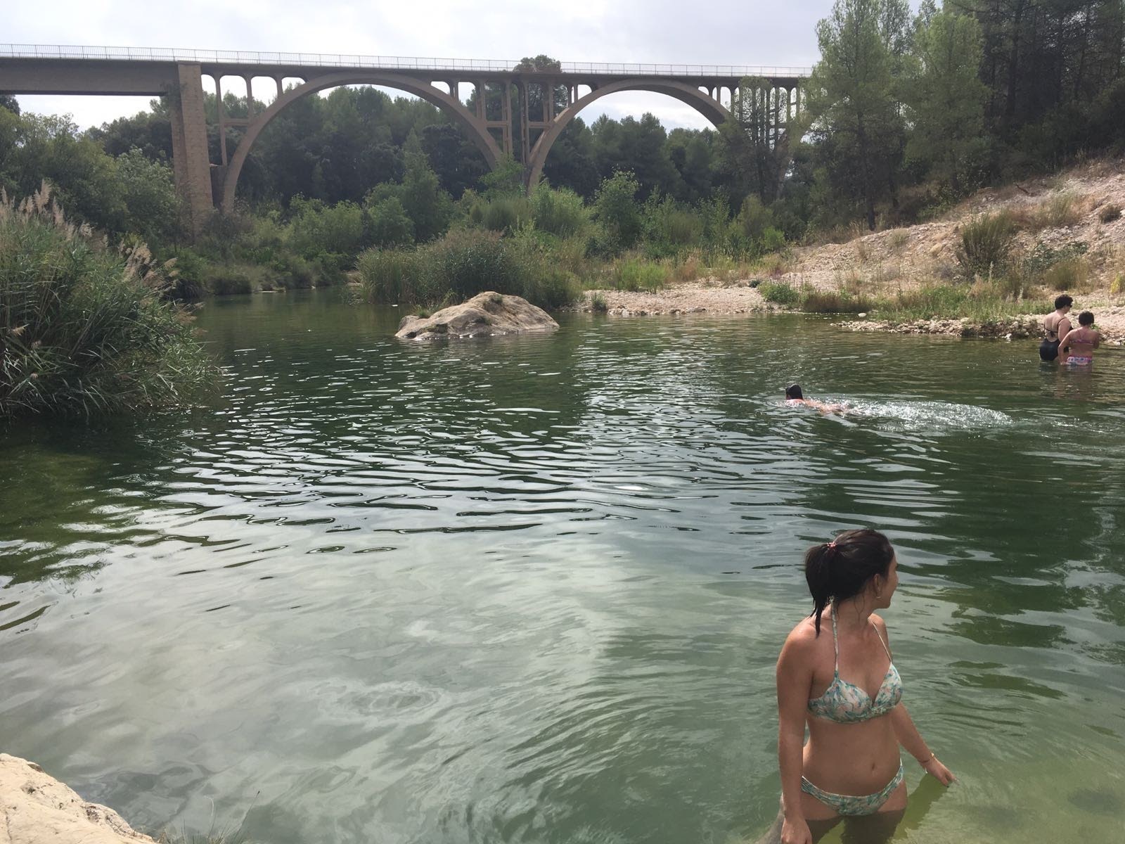 Mi hermana bñándose en el río la Muga donde el Pont Vell