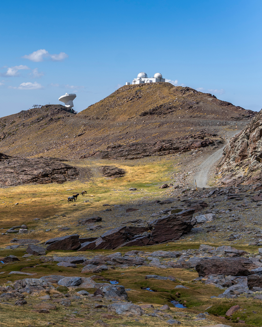 Vistas con el observatorio en Sierra Nevada