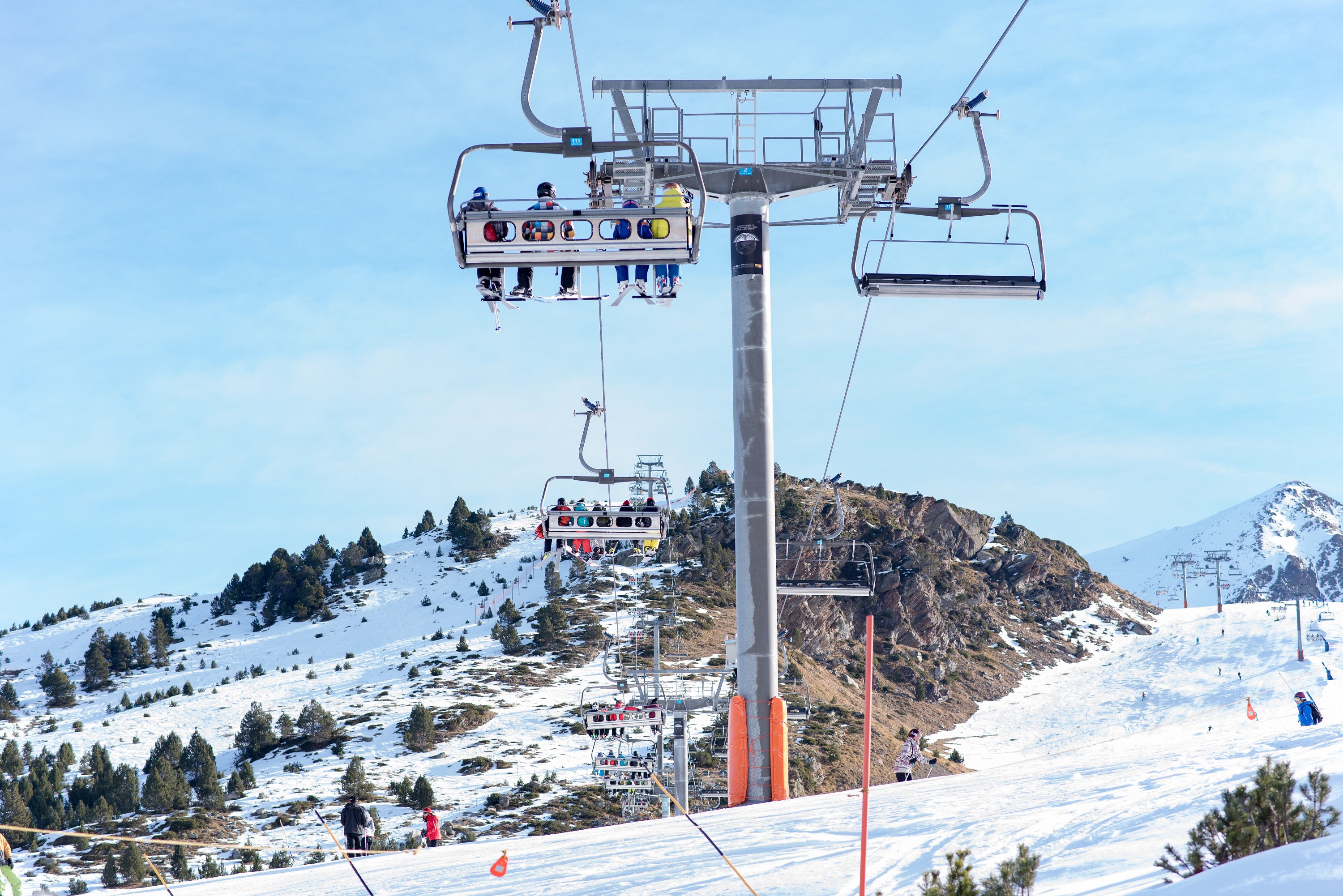 Telesilla de Grandvalira en un día soleado, esquiar en fin de año en Andorra