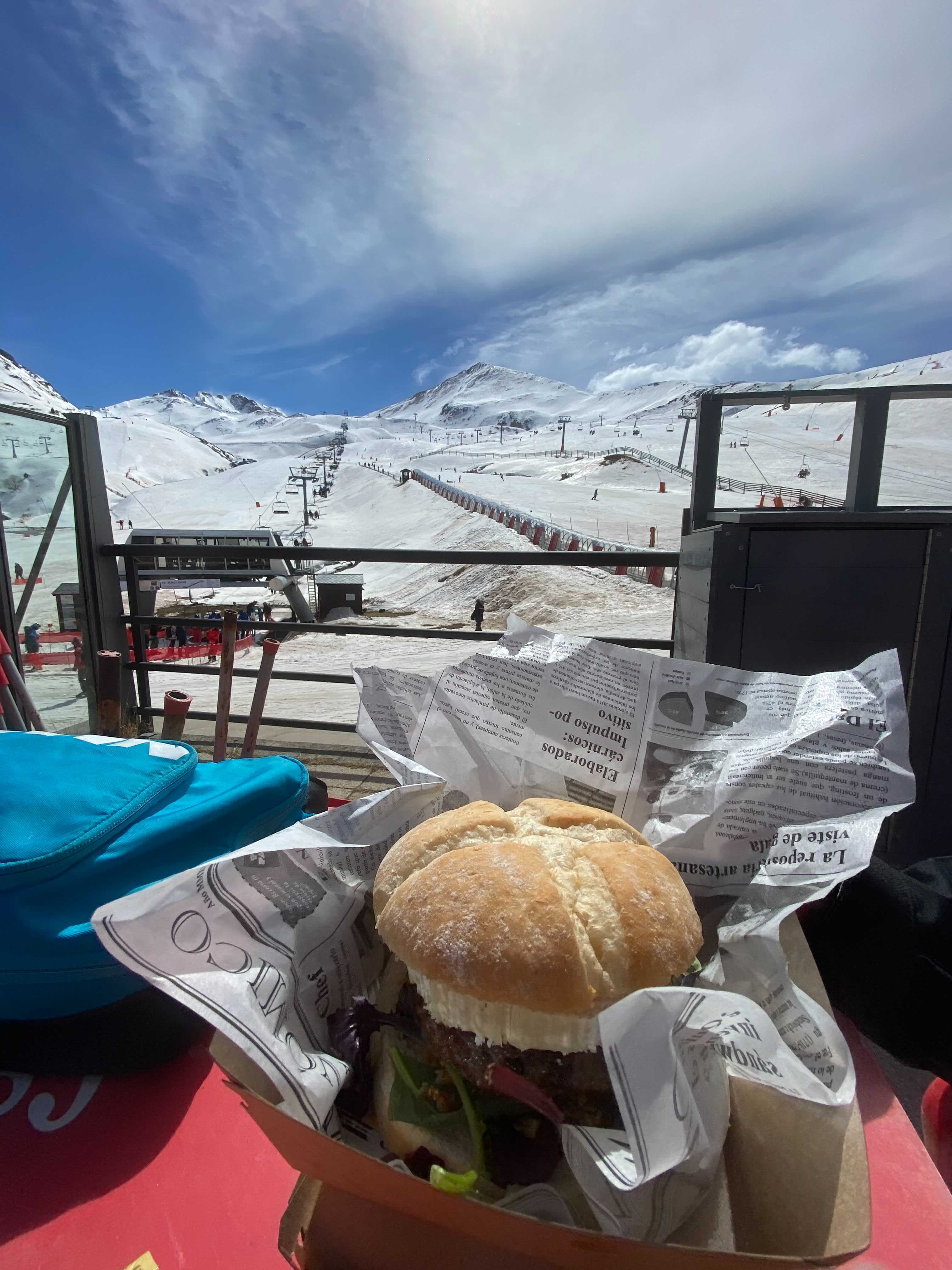 Reponiendo fuerzas mientras se esquía