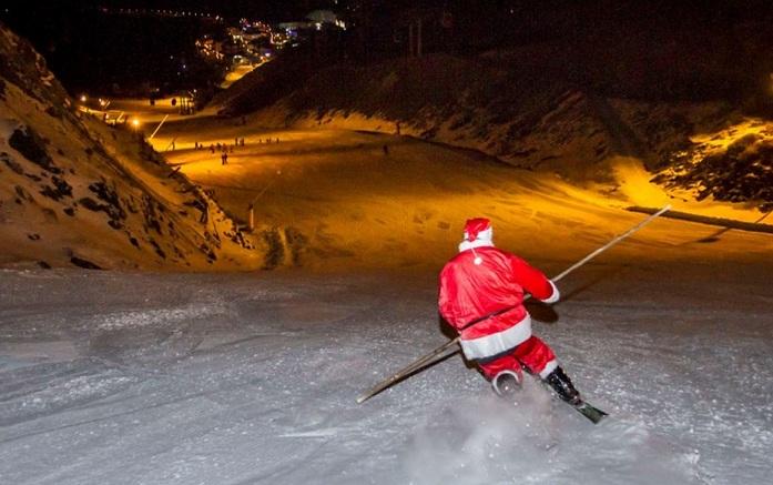 Papá Noel bajando esquiando en Sierra Nevada