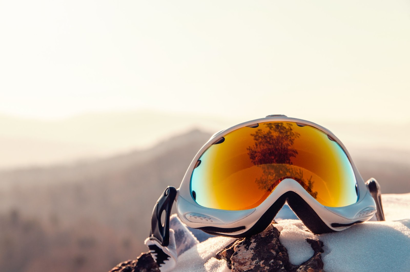 Primer Plano Las Gafas Esquí Hombre Con Reflejo Las Montañas