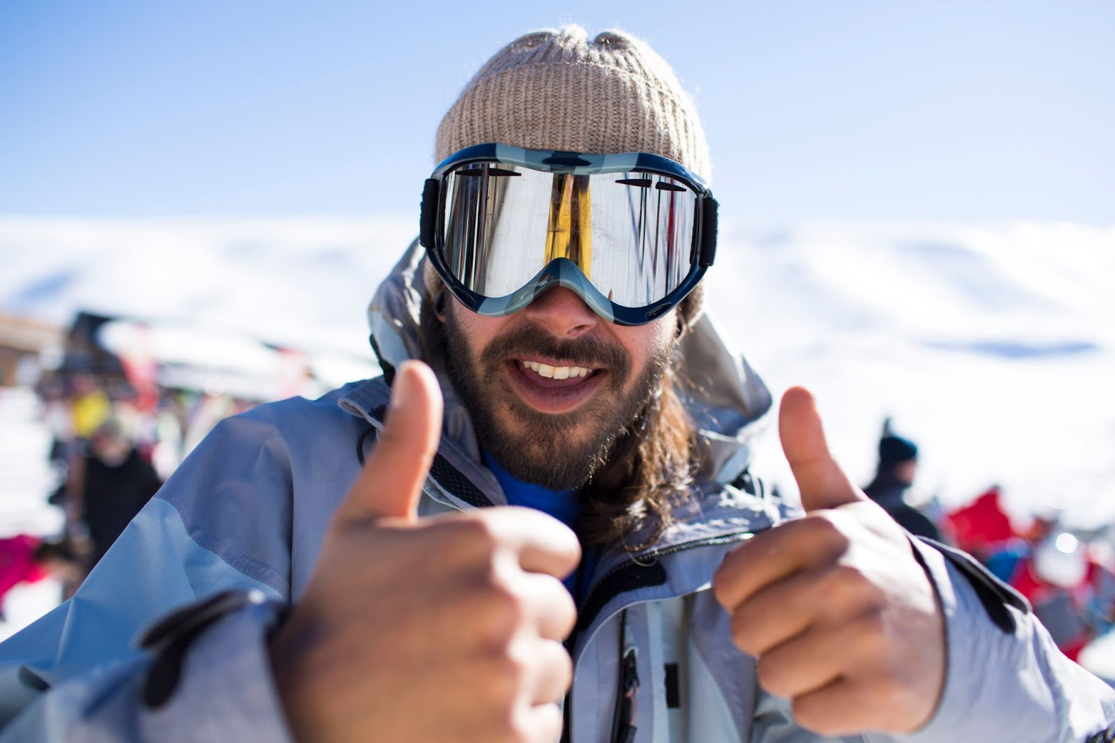 Primer Plano Las Gafas Esquí Hombre Con Reflejo Las Montañas