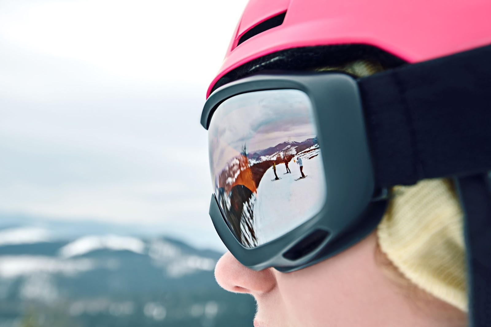 Mujer usa gafas de sol pasando el fin de semana en el esquí