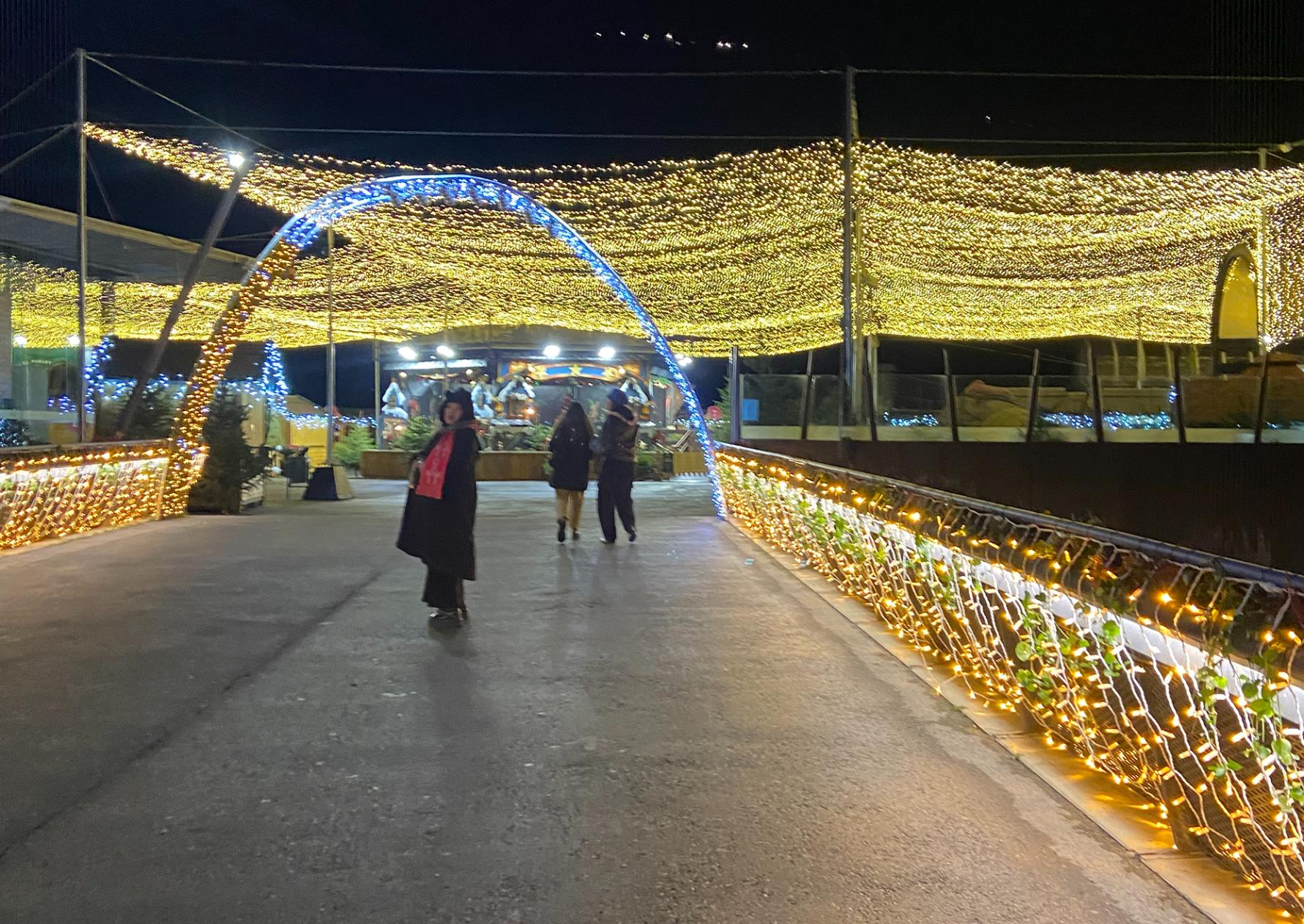 Paseó por calles iluminadas