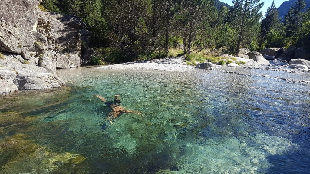 Piscinas naturales del Pirineo aragonés entre montañas