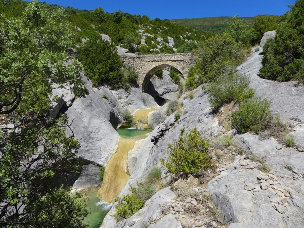Antiguo puente sobre las pozas del Barranco de Ascaso, Pirineo aragonés