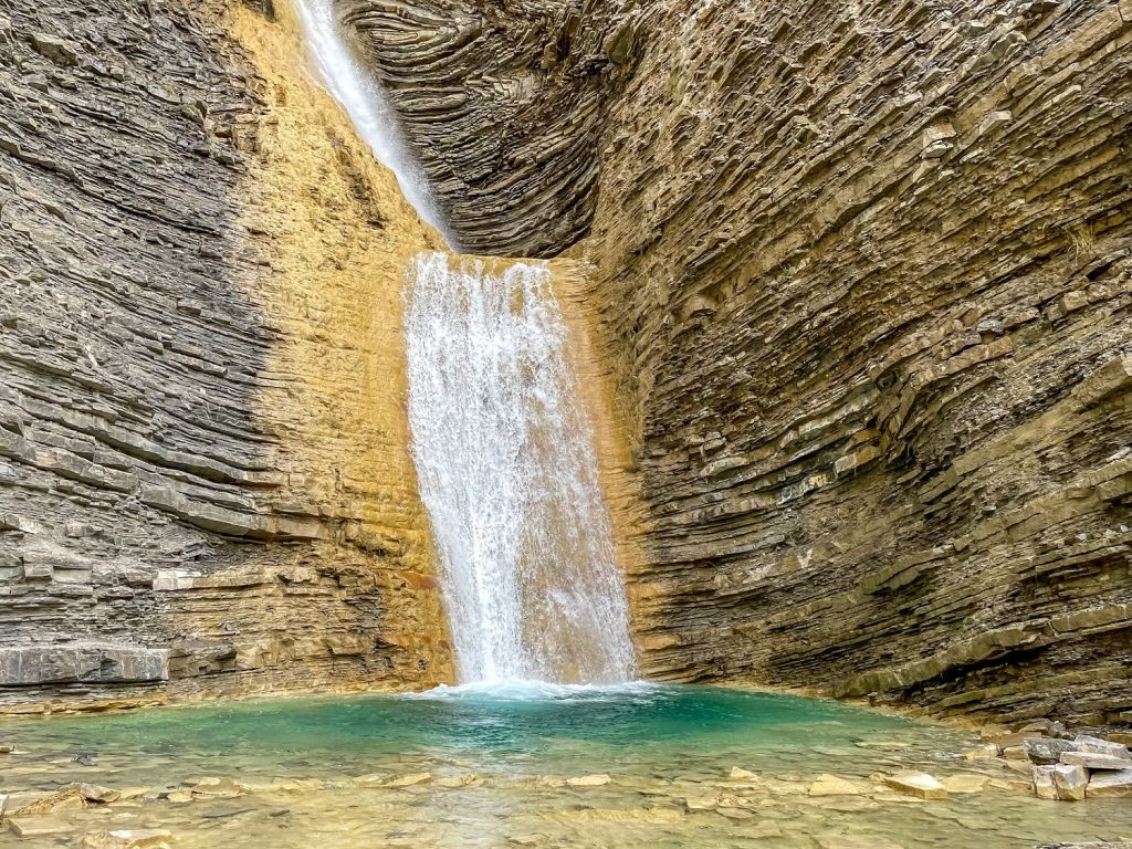 Piscina natural de la cascada de Orós Bajo, Huesca, Pirineo aragonés
