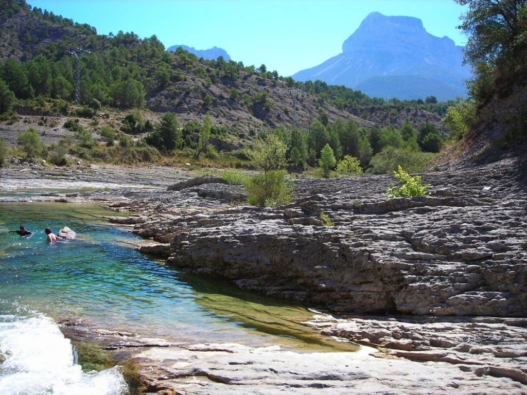Poza de Puyarruego en el río Bellós con la Peña Montañesa, Pirineo aragonés