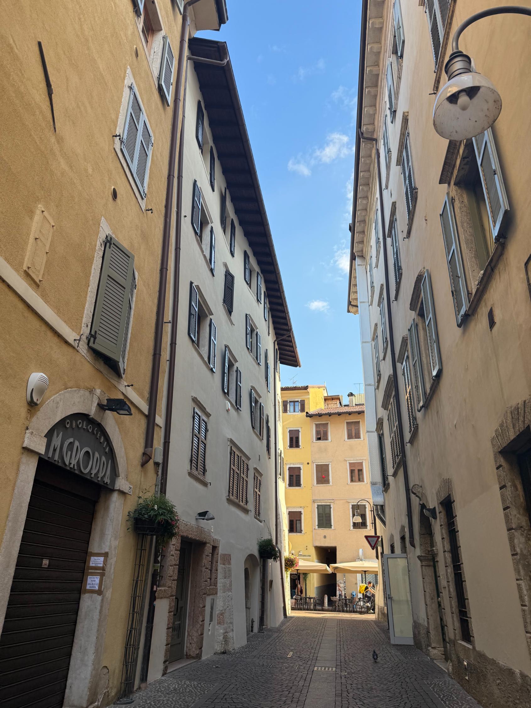 Calle del centro histórico de Rovereto, parada en la vuelta hacia Bérgamo