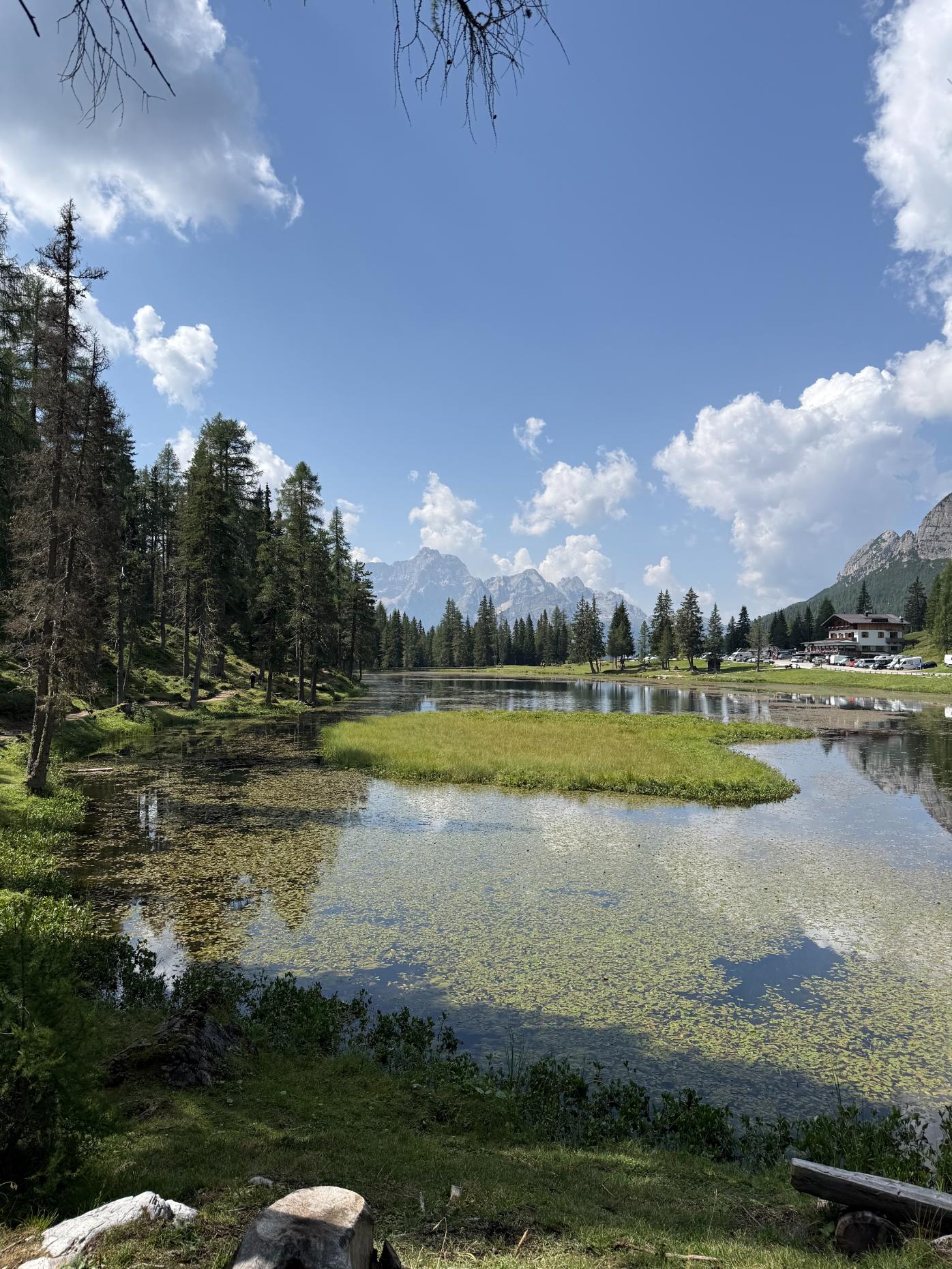 Orilla del Lago di Antorno con las Dolomitas al fondo