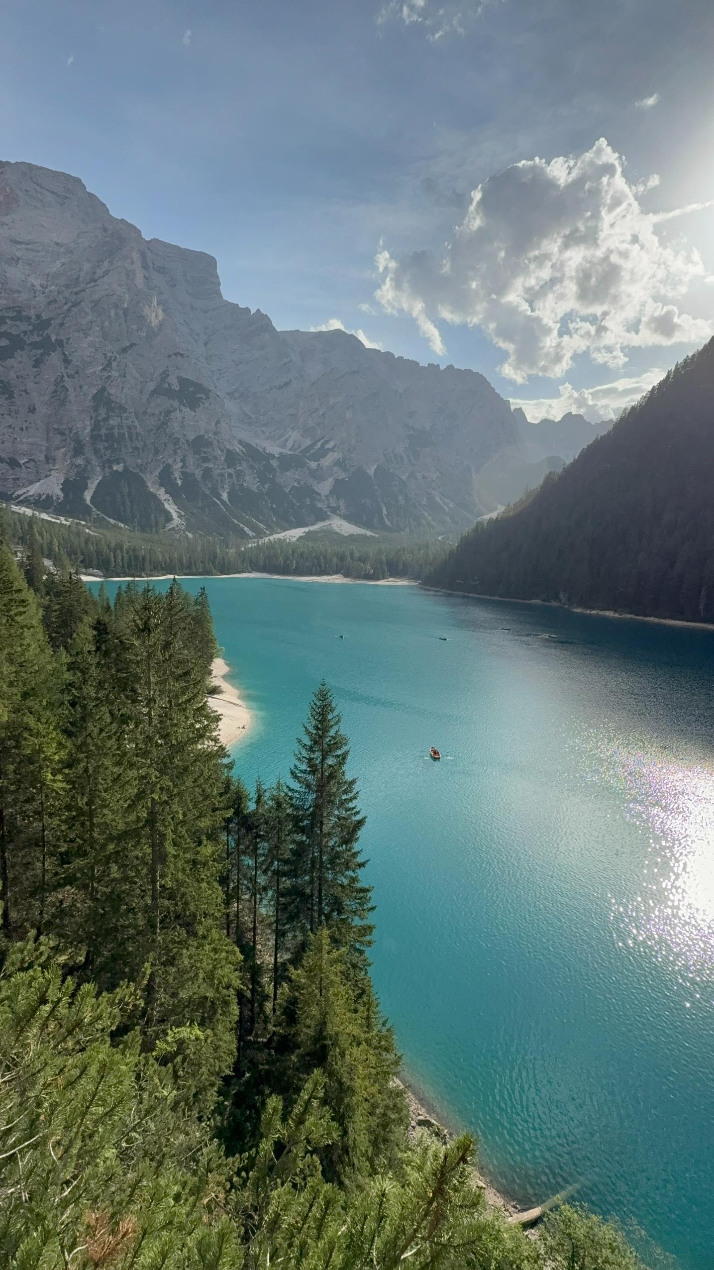 Aguas turquesa del Lago di Braies rodeadas de montaña