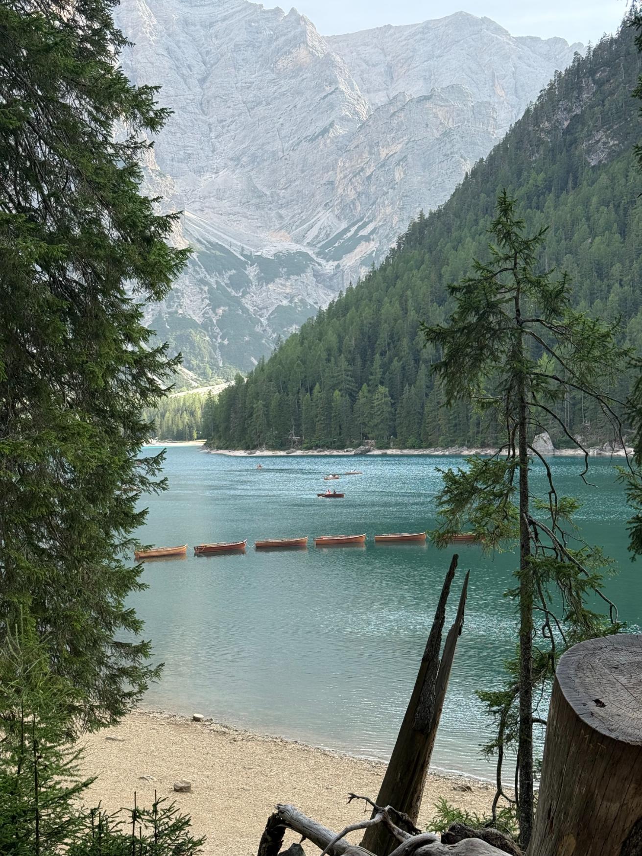 Barcas de madera flotando en el Lago di Braies al atardecer