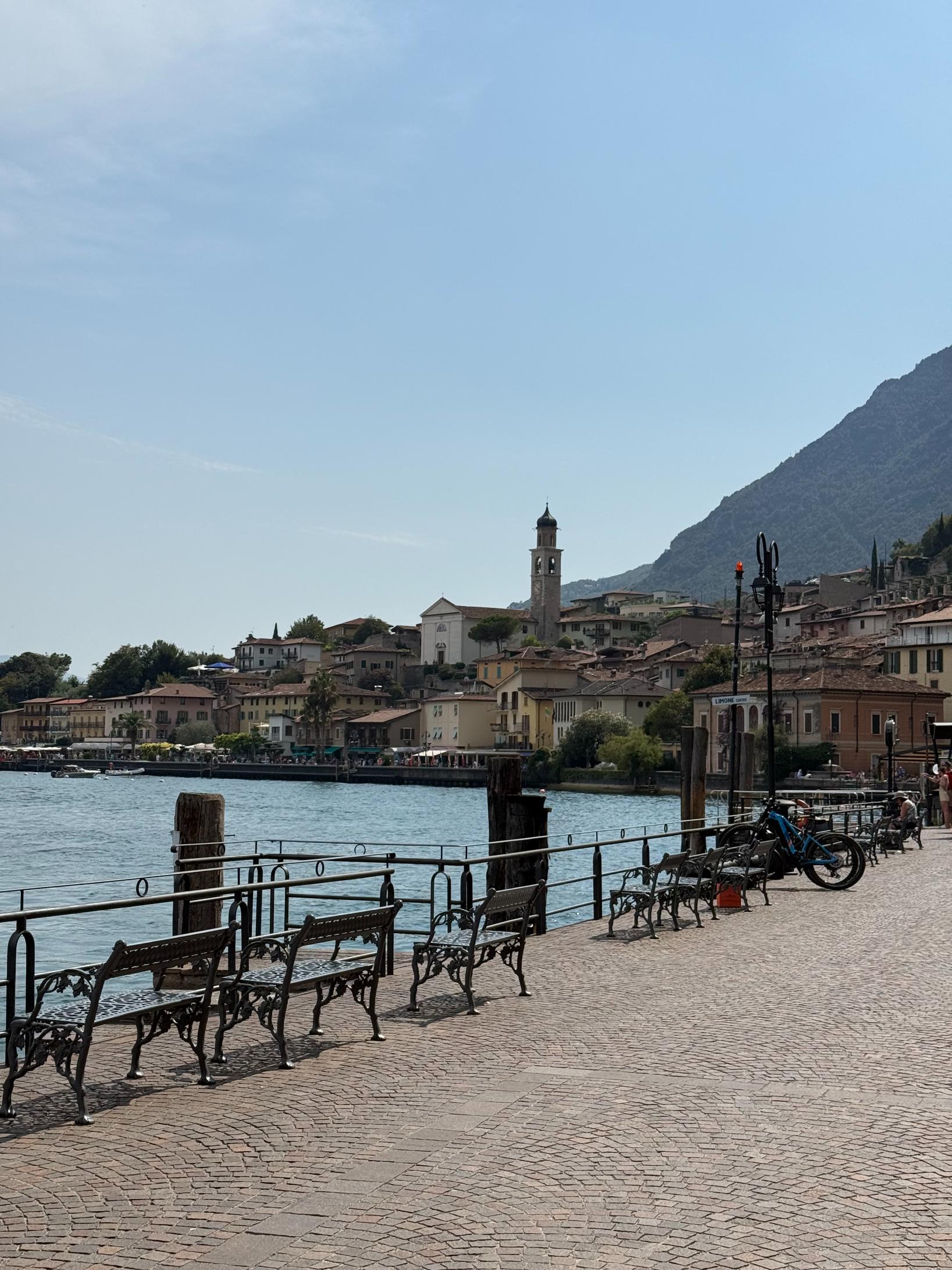 Aguas del Lago di Garda vistas desde la orilla camino de Bolzano