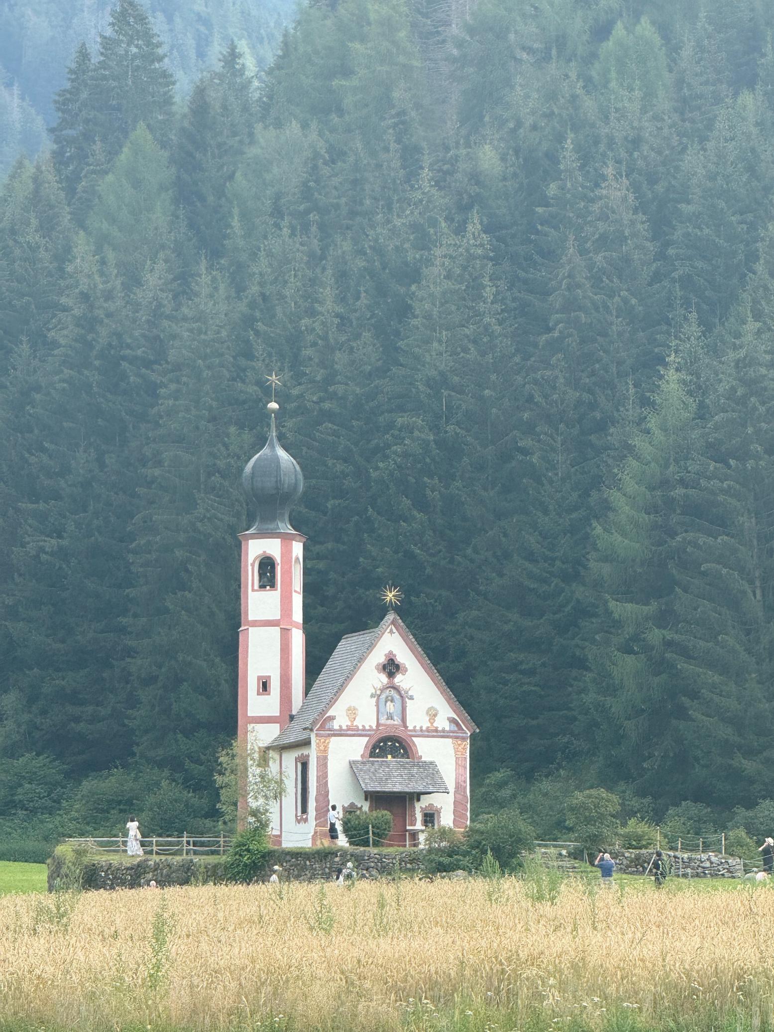 Iglesia de Santa Maddalena con los picos de los Odle al fondo