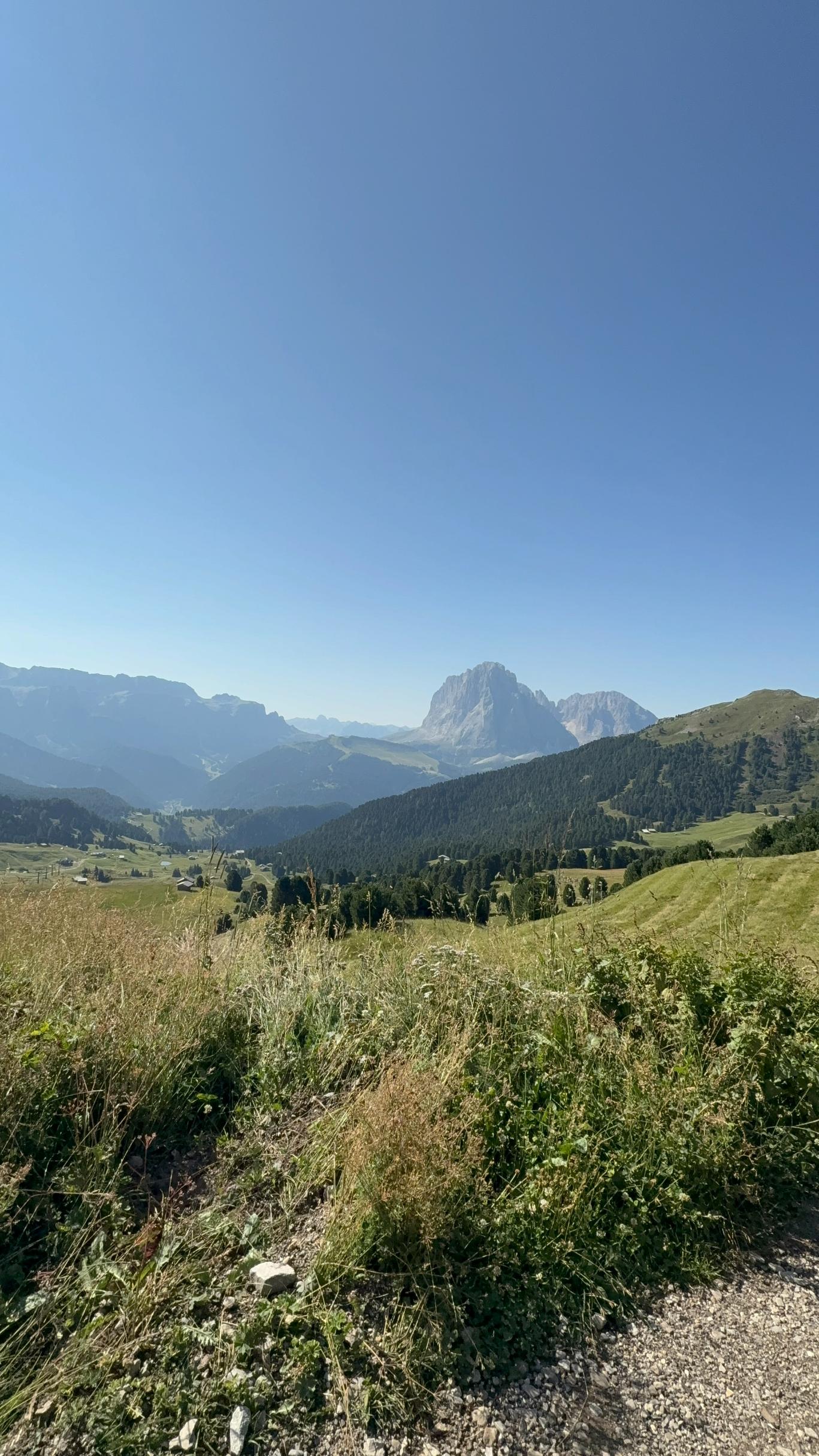 Praderas verdes de Seceda con las Dolomitas al fondo