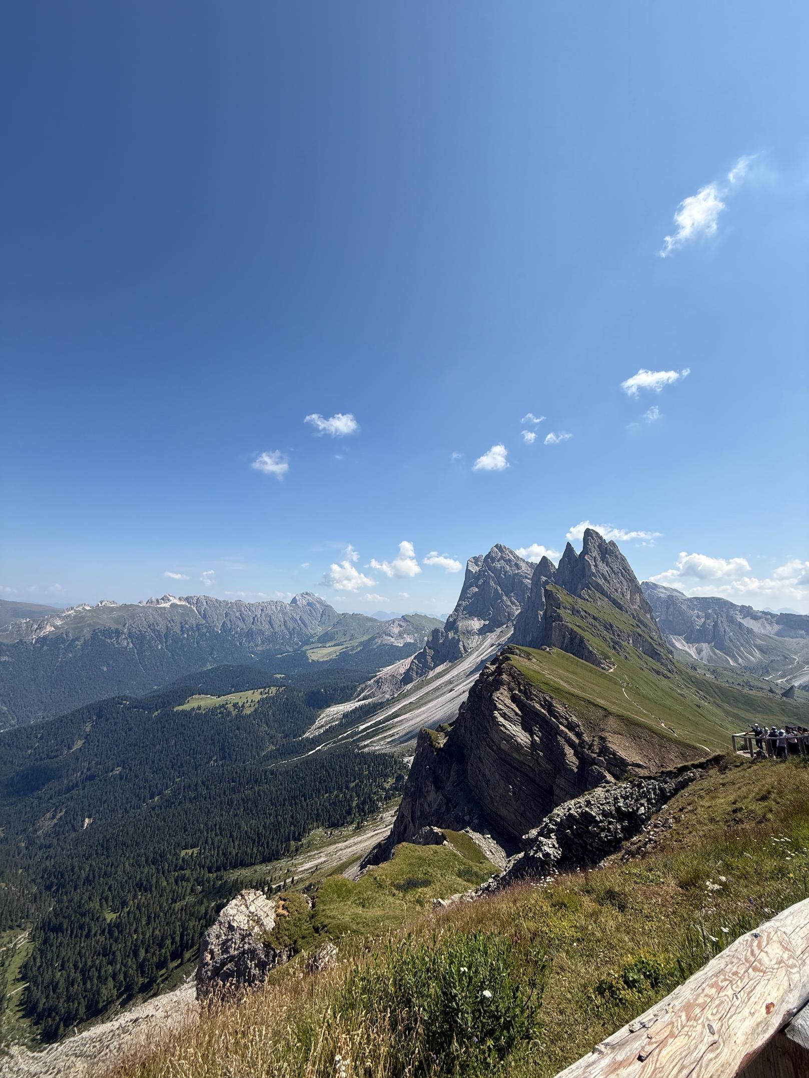 Excursionistas caminando por la cresta de Seceda
