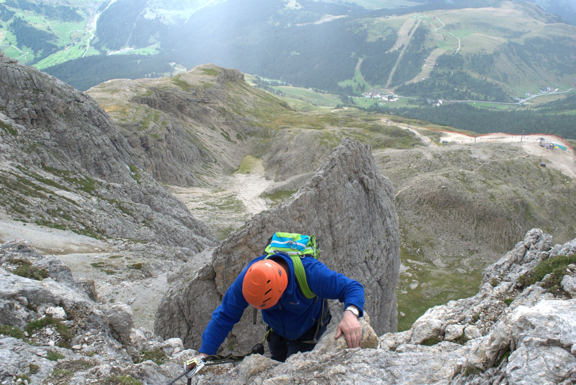 Escalador en una vía ferrata en verano sobre la roca