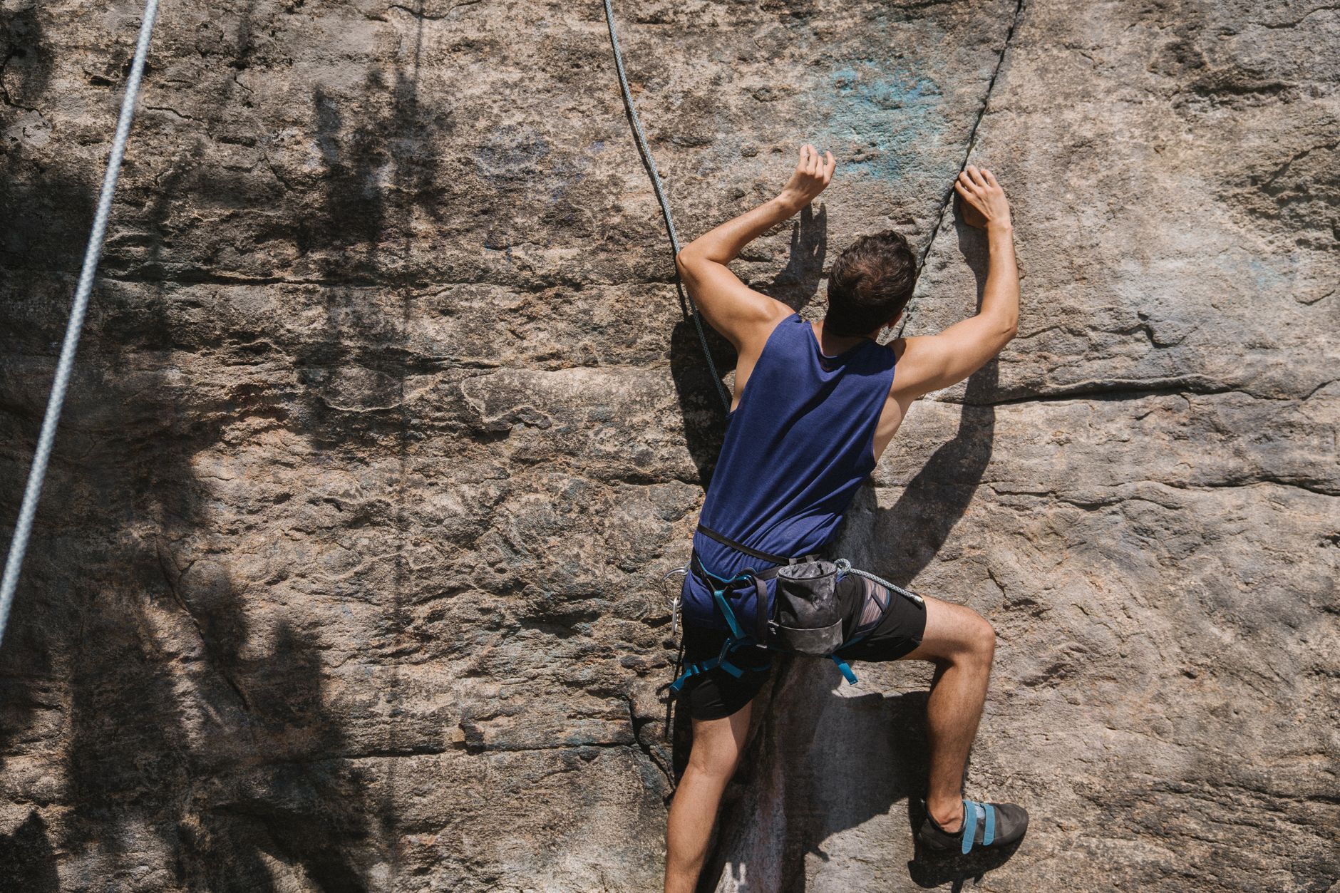 Paso aéreo de una vía ferrata en verano en la montaña