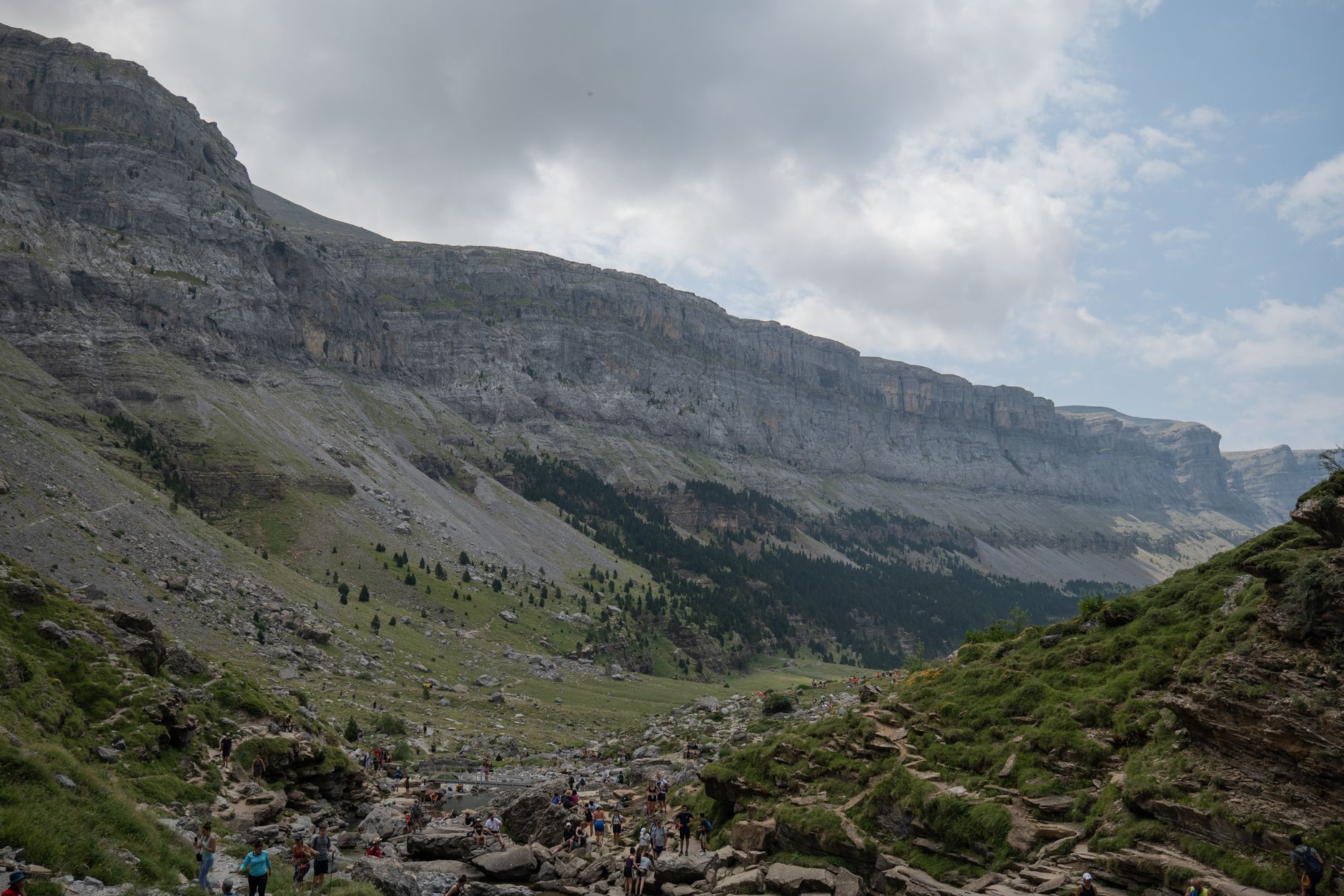 Cumbres del Pirineo en verano, terreno de ferrata y esquí