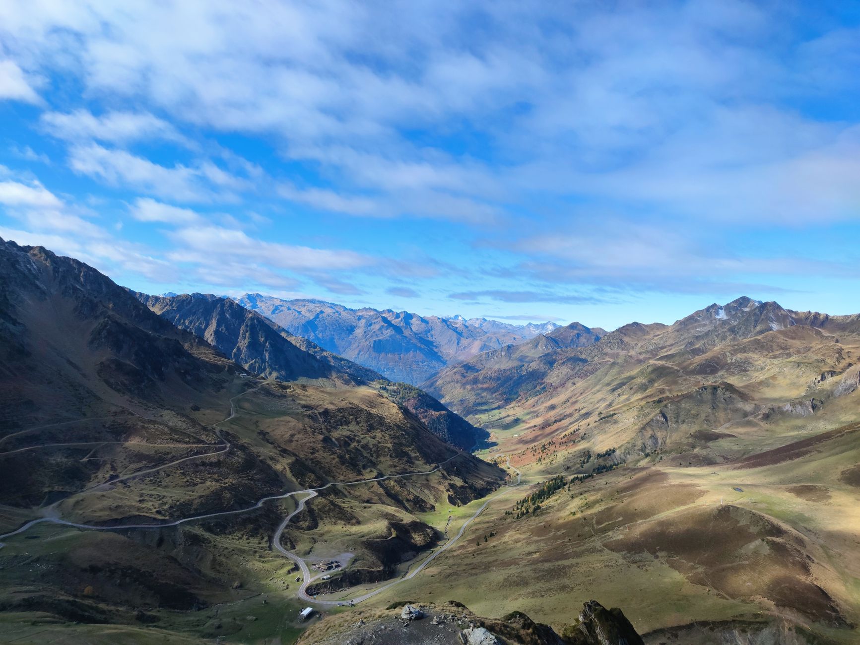 Vistas de alta montaña del Pirineo en un día de verano
