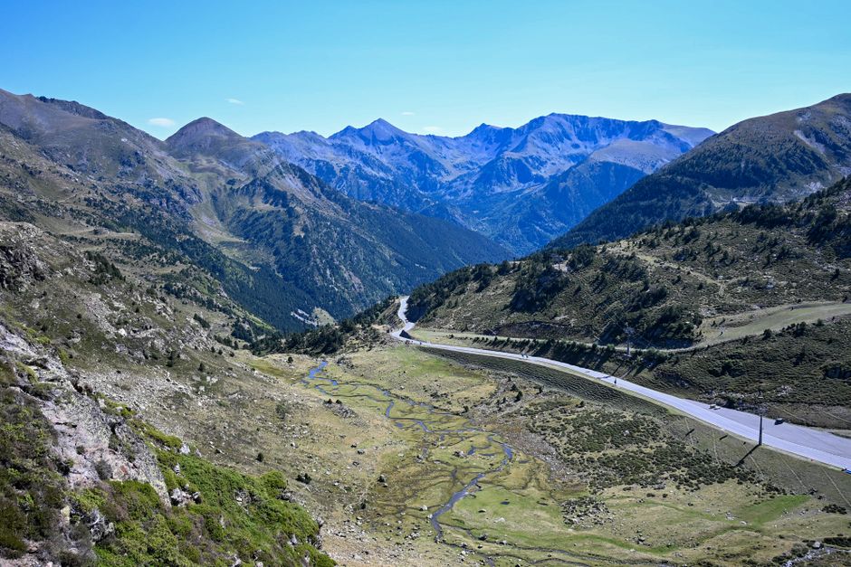 Montañas de Andorra en verano, ferratas cerca de Grandvalira