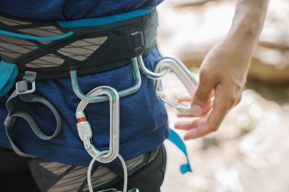Arnés y mosquetones para practicar ferrata en verano con seguridad