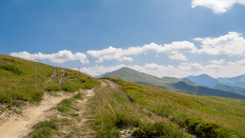 Sendero de montaña en verano cerca de las estaciones de esquí