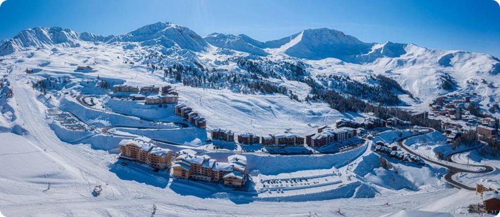 Pueblo de La Plagne conectado por telecabina en el dominio Paradiski