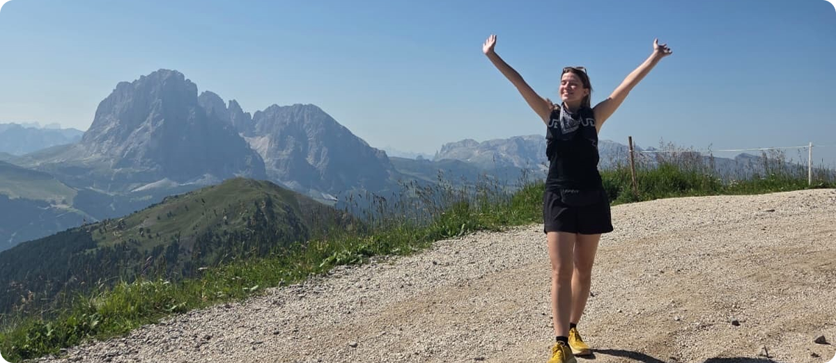 Cristina con las Dolomitas de fondo