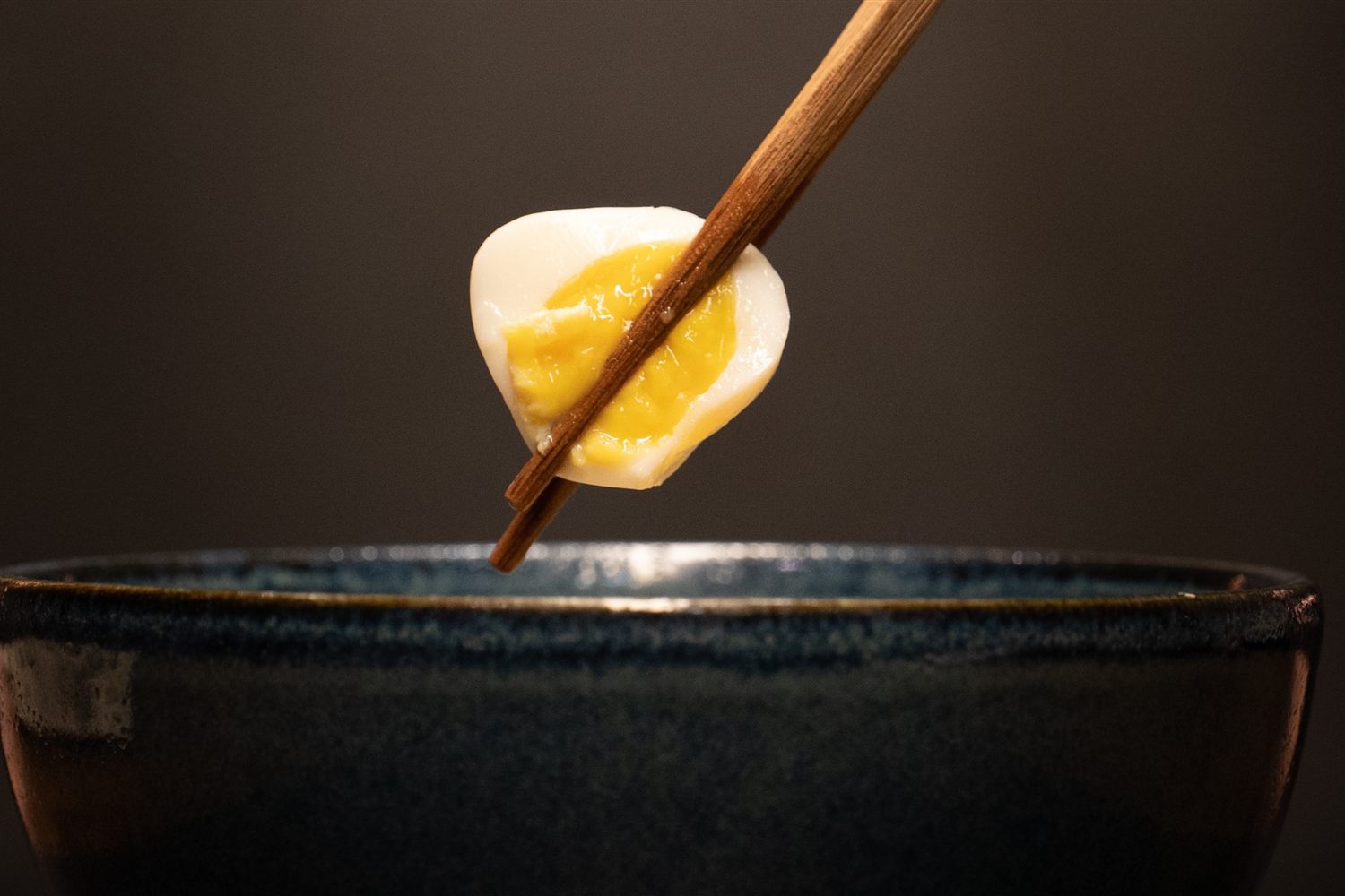 Huevo marinado sobre cuenco de ramen en Koy Hermitage