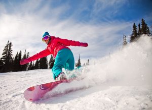Practicando snowboard en las pistas de esquí