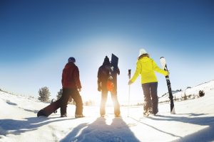 Esquiadores y snowboarders yendo a esquiar