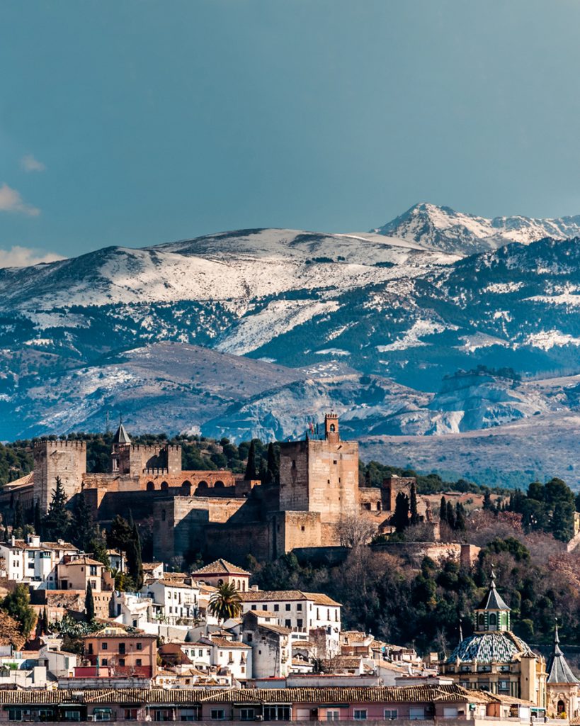 La Alhambra con Sierra Nevada al fondo